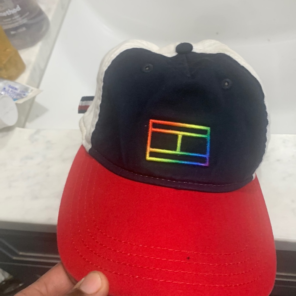 Tommy Hilfiger hat
